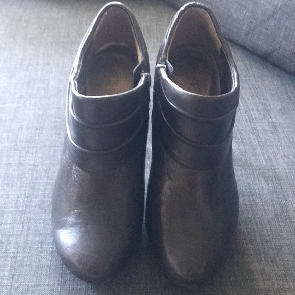 Dark brown leather shooties! Zip entry. Size 7 - Picture 2 of 3